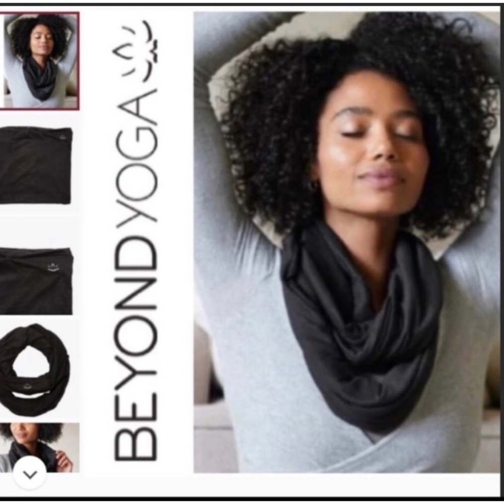 NWT Beyond Yoga Black Infinity Scarf w/ Pocket